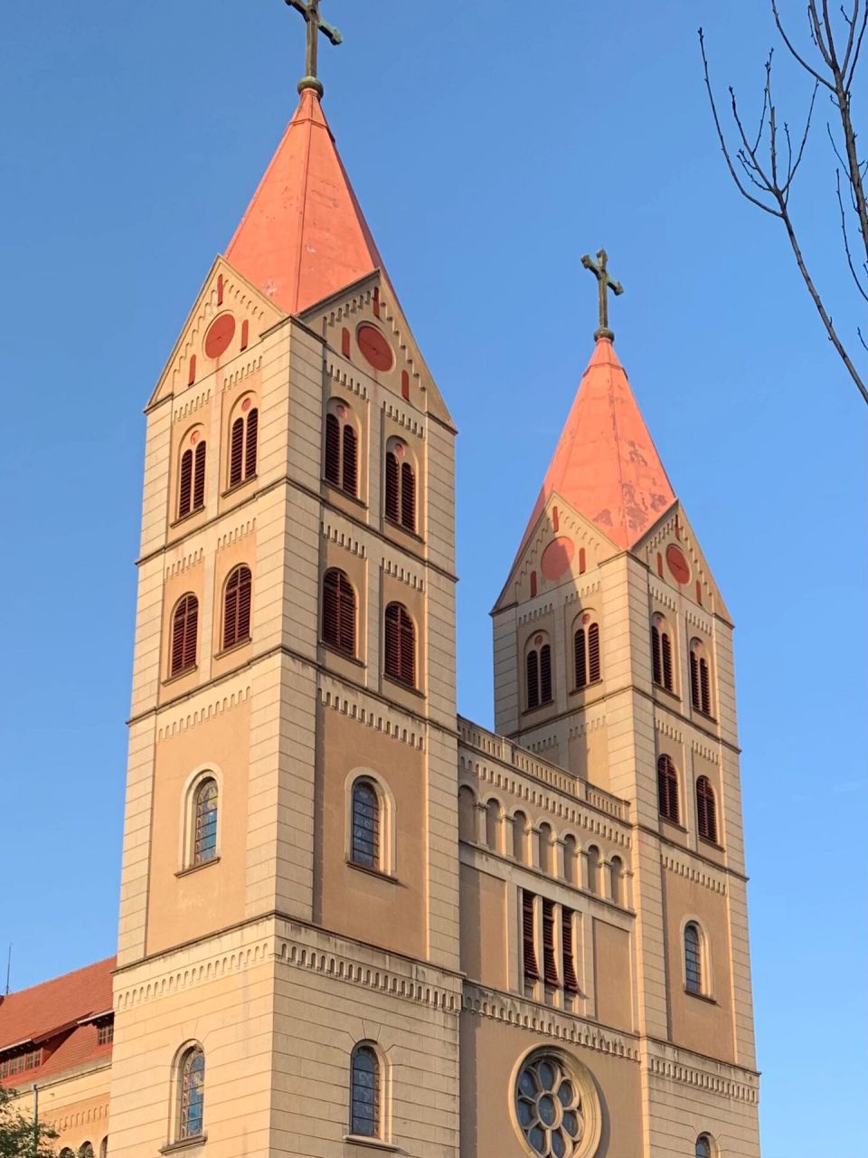 11566地址:青岛市市南区浙江路15号  21566简介:青岛天主教堂