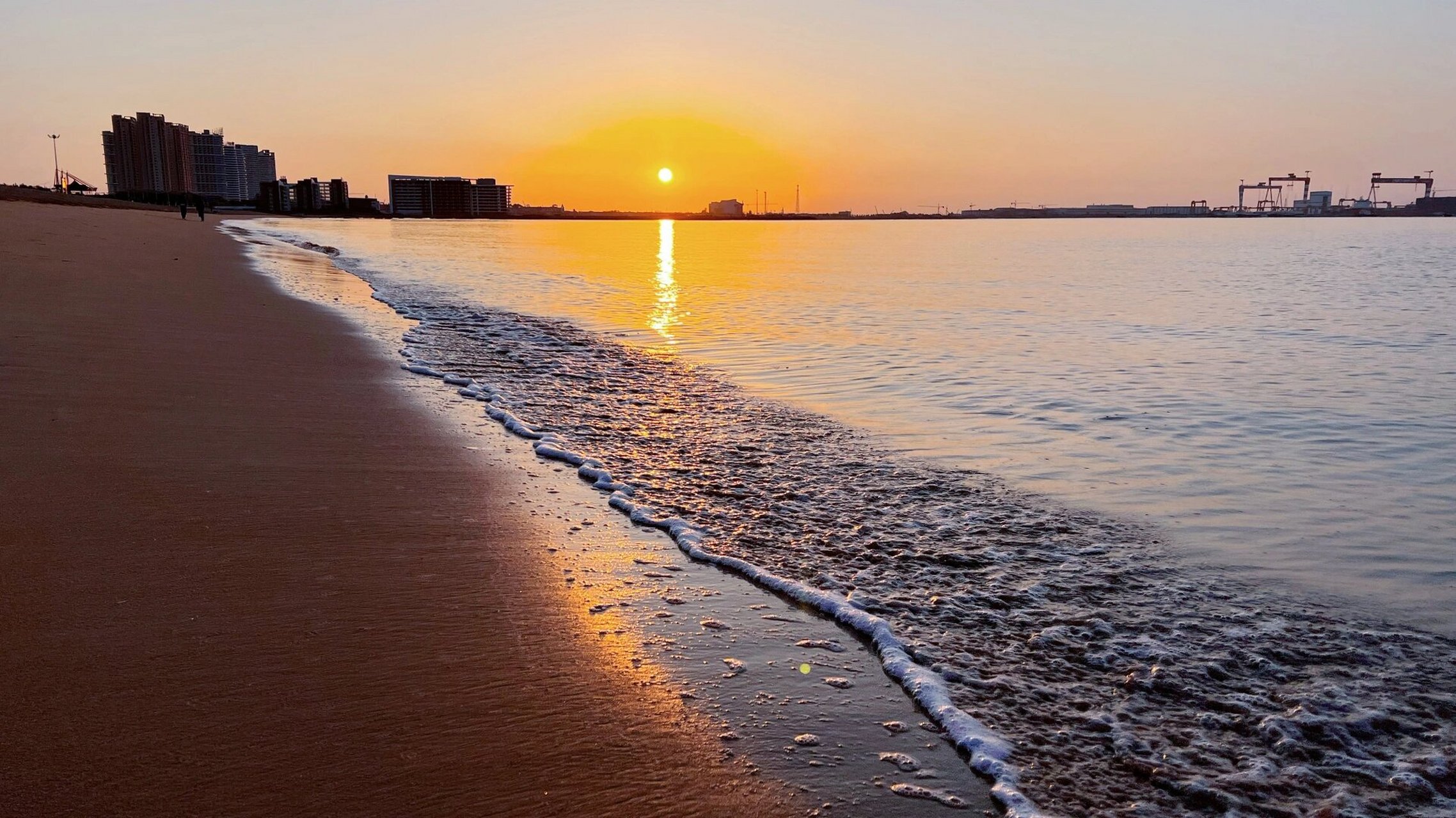 海阳,无人的海边 早上六点爬起来去看日出 冻透了,早知道这边早晚这么