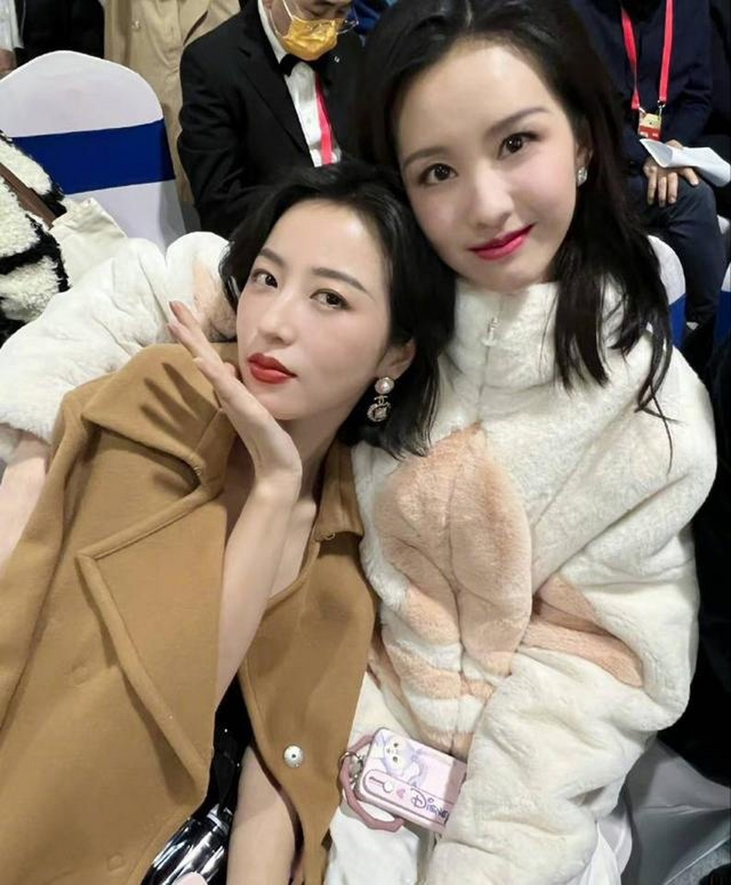 有时候觉得状态有点塌,但是看她和众女星的合影中好像都没输,她的颜值