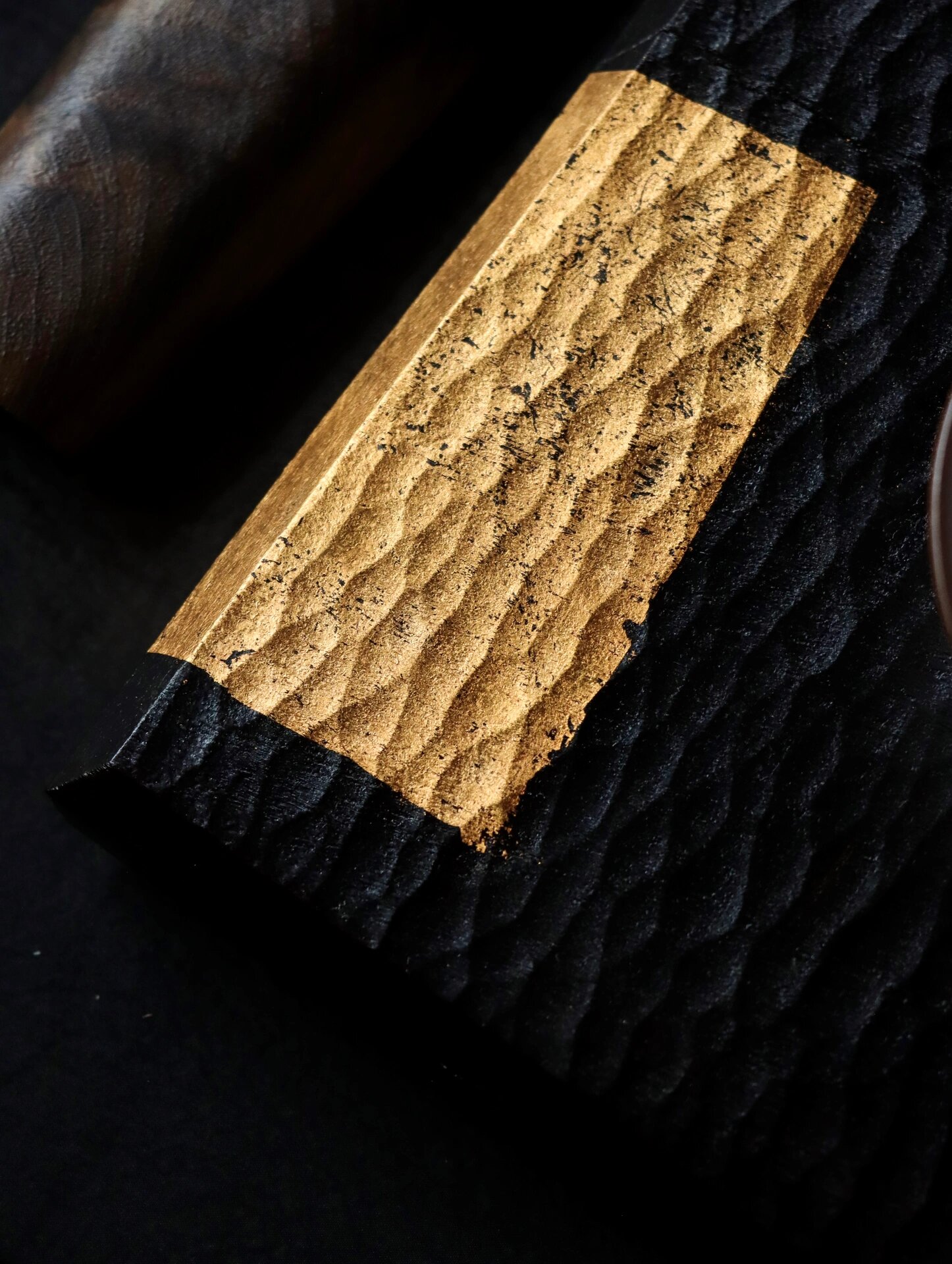 7(cm) 	 大漆工艺当水防烫, 使用时间不断增长, 也会出现时间的光泽.