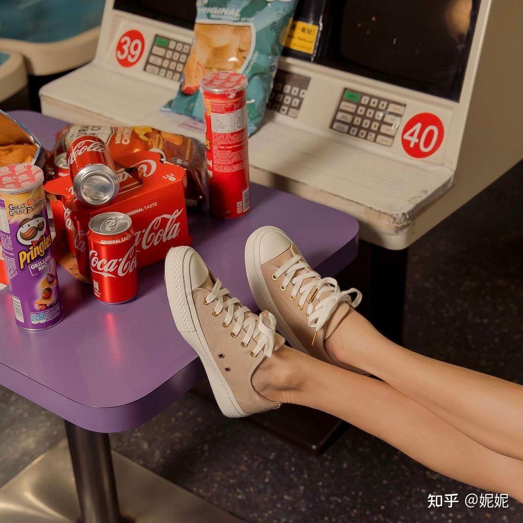 女生光脚穿帆布鞋是怎样一种体验