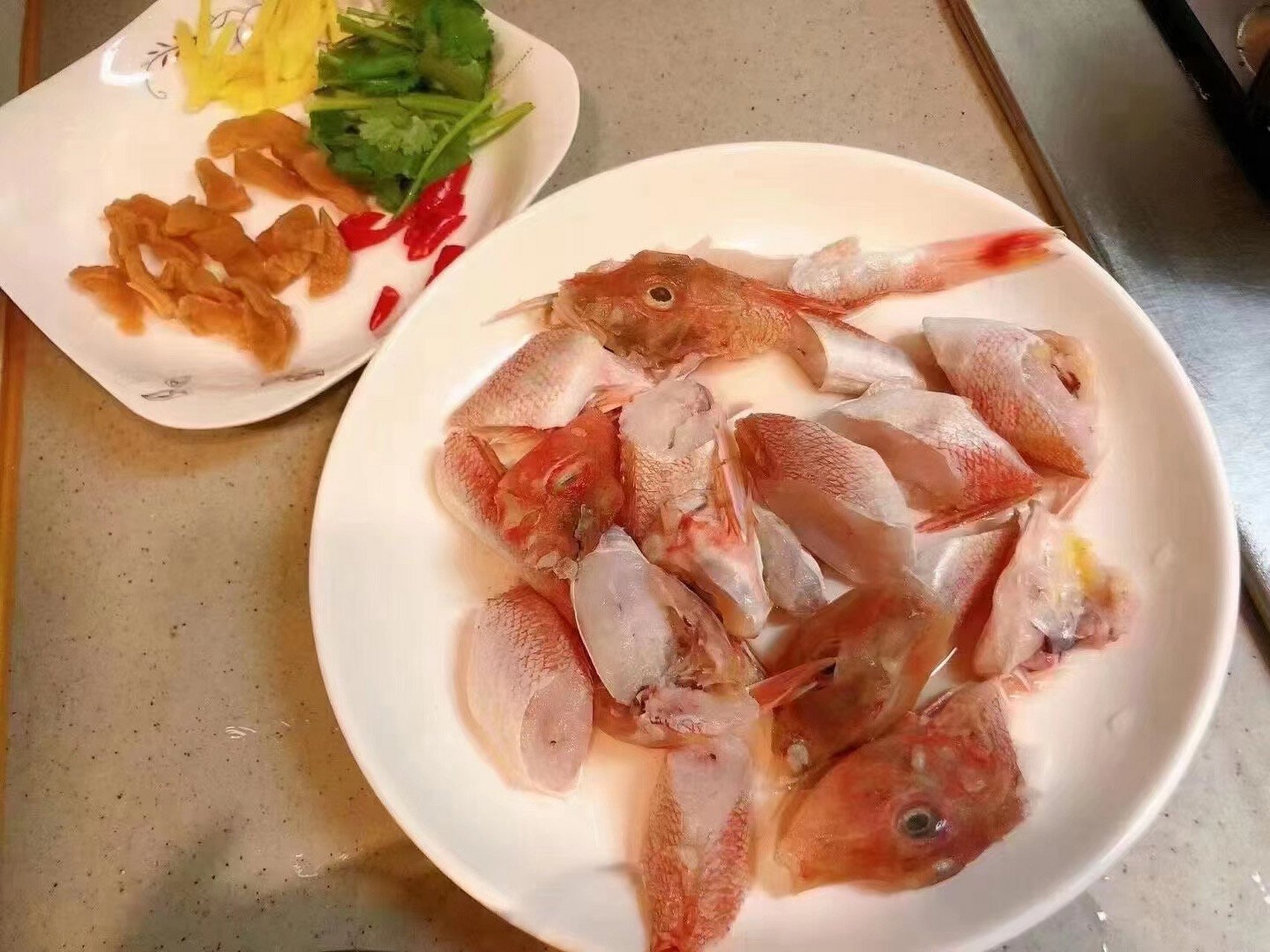 红角鱼(油角)只需简单做法,味道就很鲜甜 红角鱼可煮萝卜干,煮豆酱姜