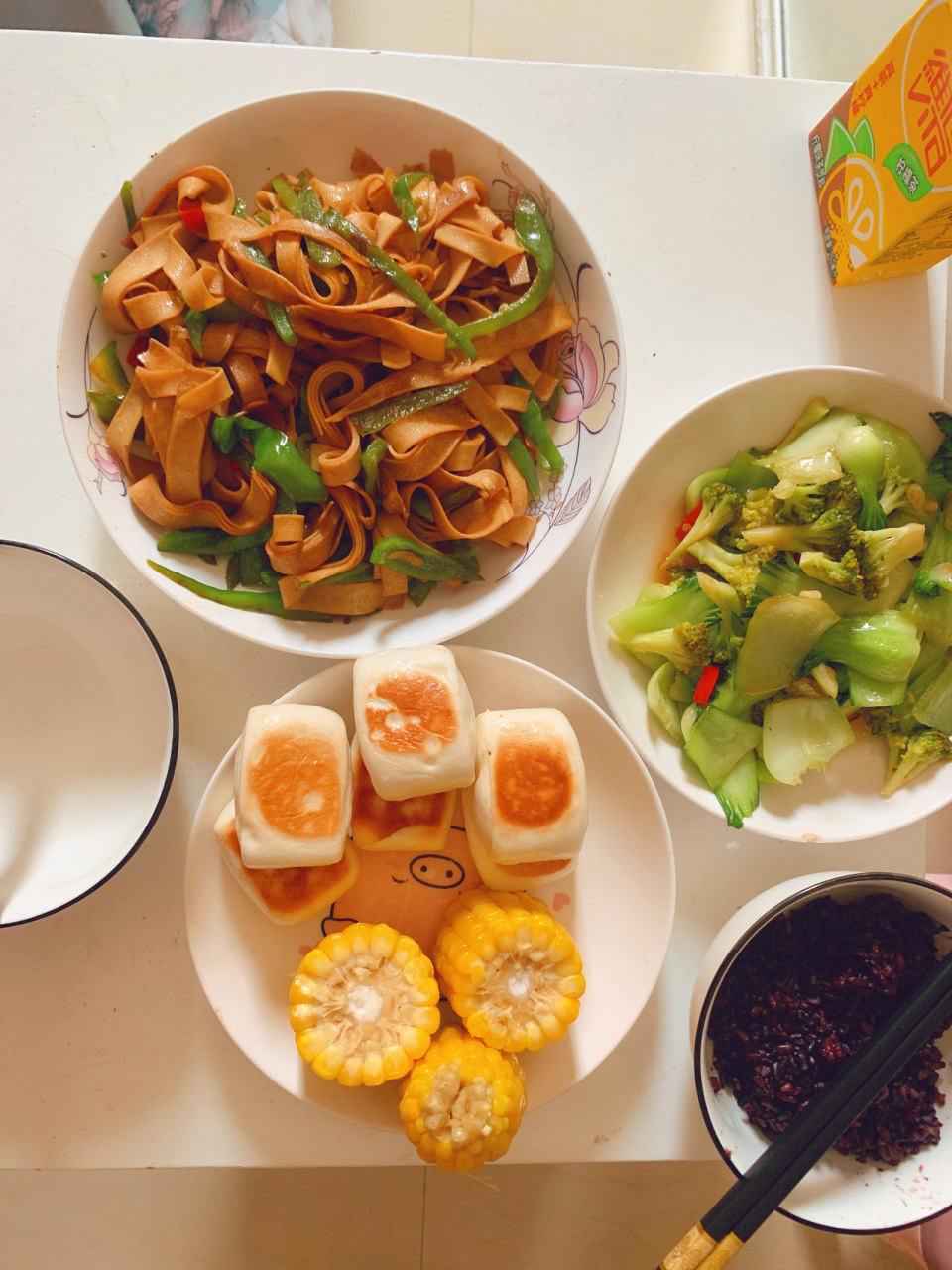 辣椒炒千张,简单又下饭的家常菜 我们老家饭桌常见的一道菜 食材:千张
