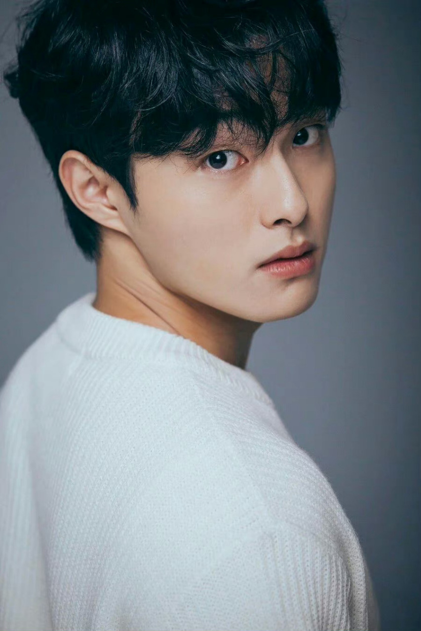 客串出演翻拍自耽美小说的新剧《黑社会混混成了高中生》  剧中李瑞镇