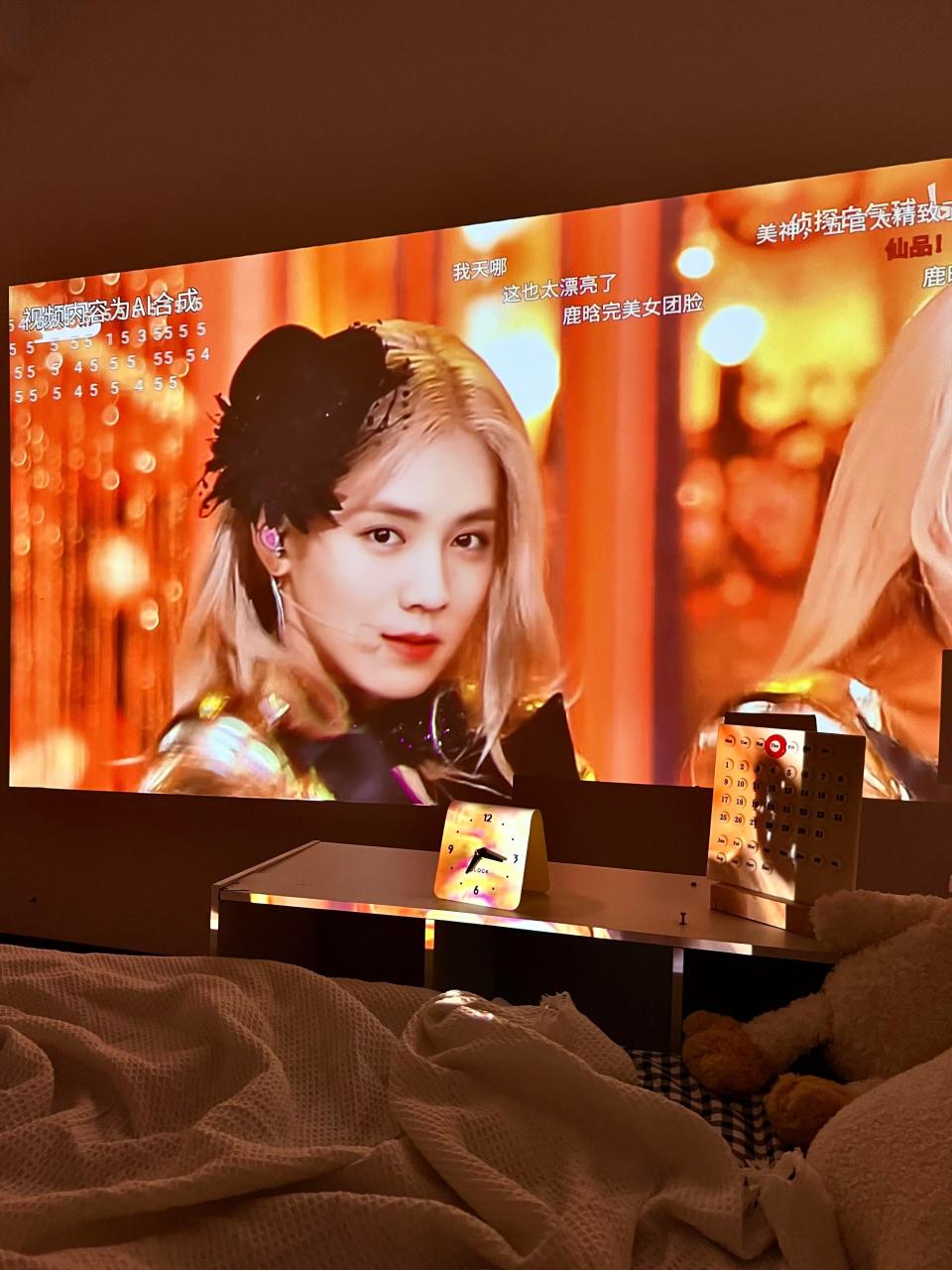 鹿晗女装第一眼看上去有点像迪丽热巴