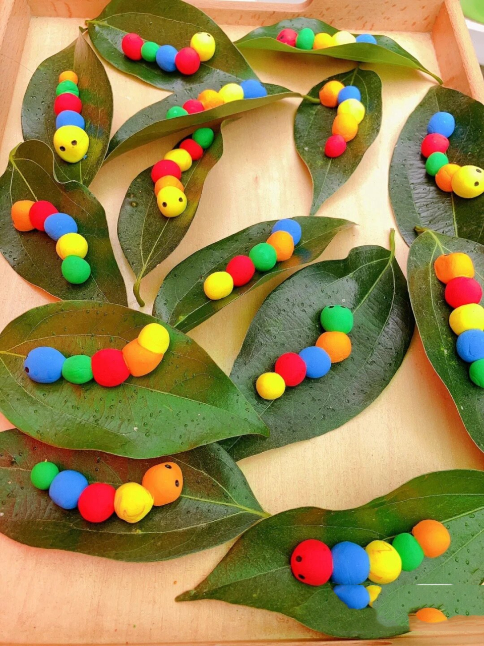 儿童创意手工《树叶上的毛毛虫》 超简单的托班宝宝小手工《树叶上的