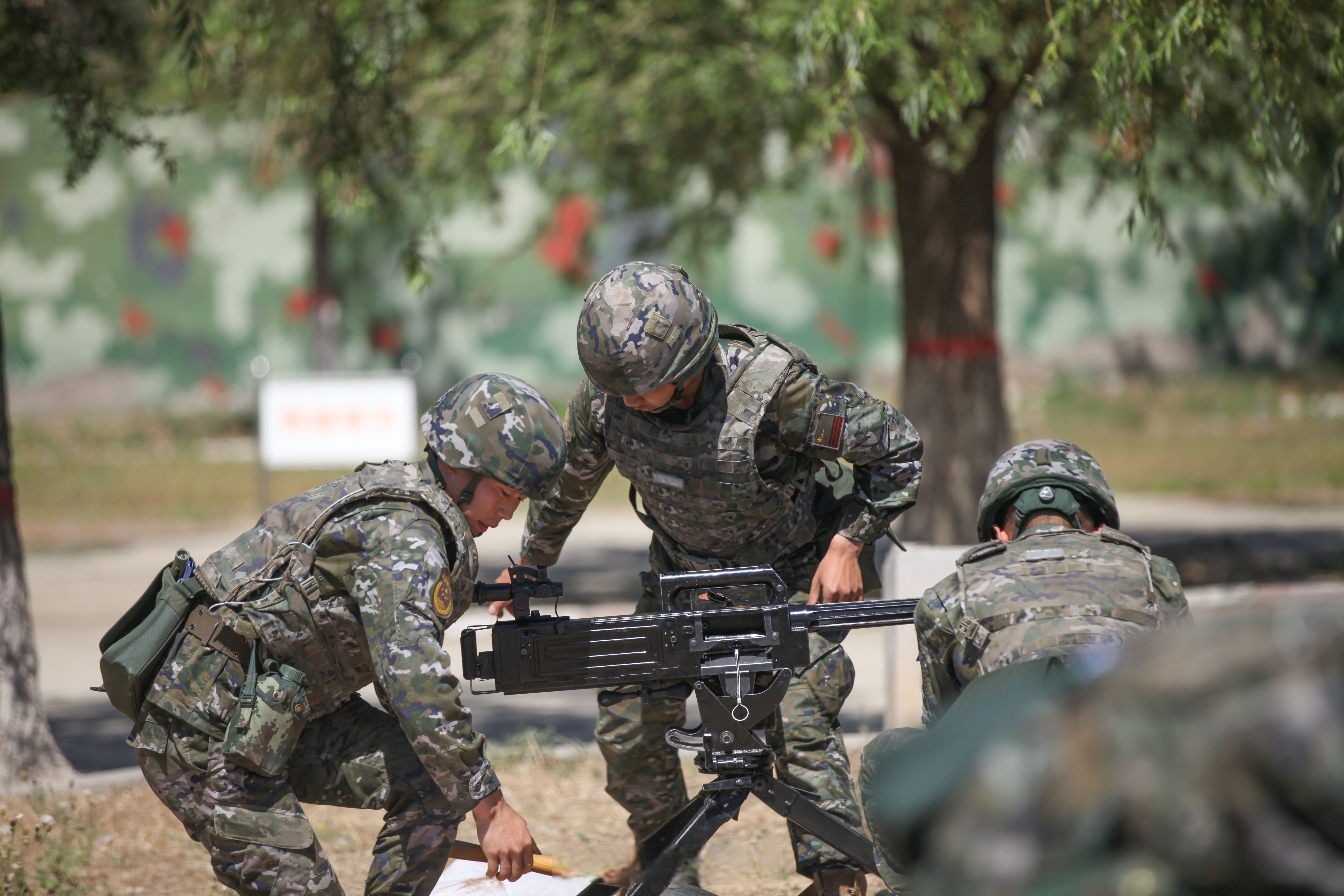 沉浸式体验榴弹发射器实弹射击】近日,武警第一机动总队某支队组织