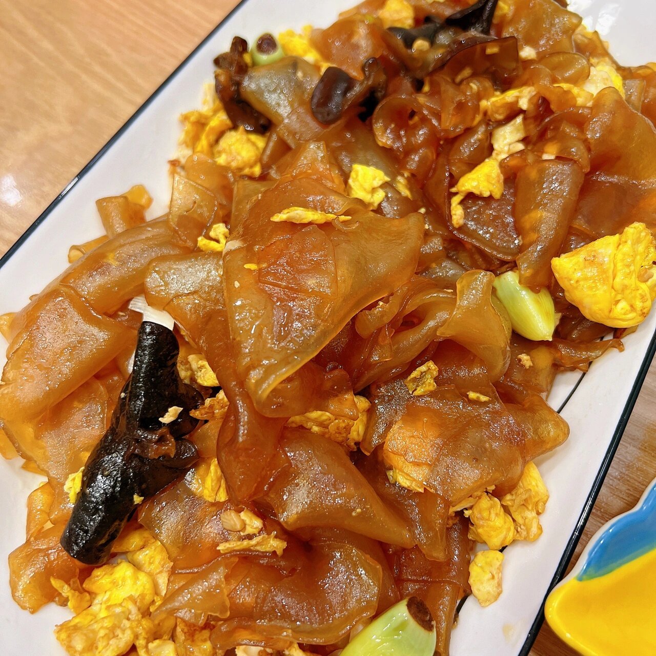 先把鸡蛋炒出来 然后放油 炒香葱姜蒜00 再放泡好的粉皮 放生抽或