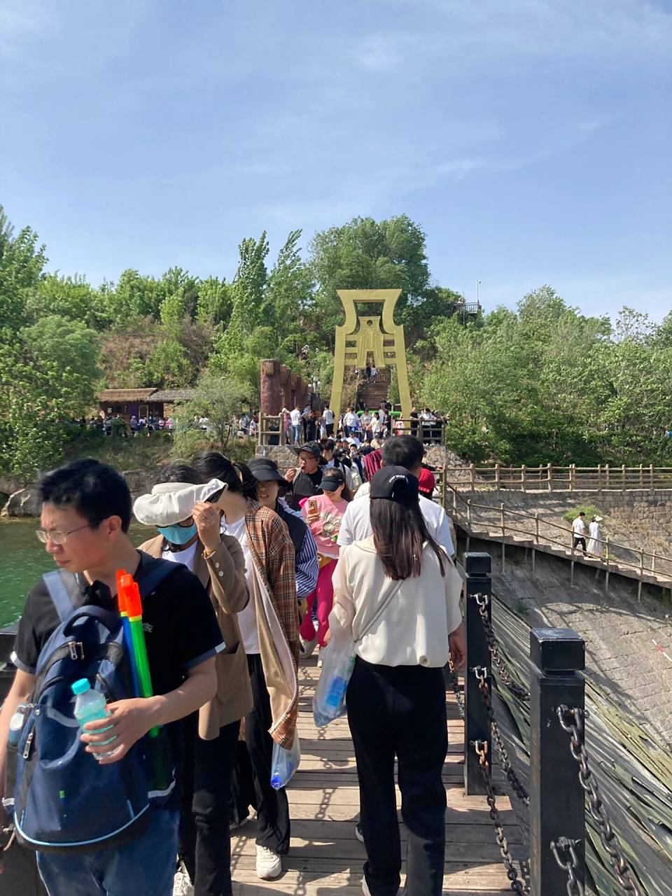 在安阳林州市临淇镇有个小景区,湖水湛蓝,当地人称为万泉湖,山上有