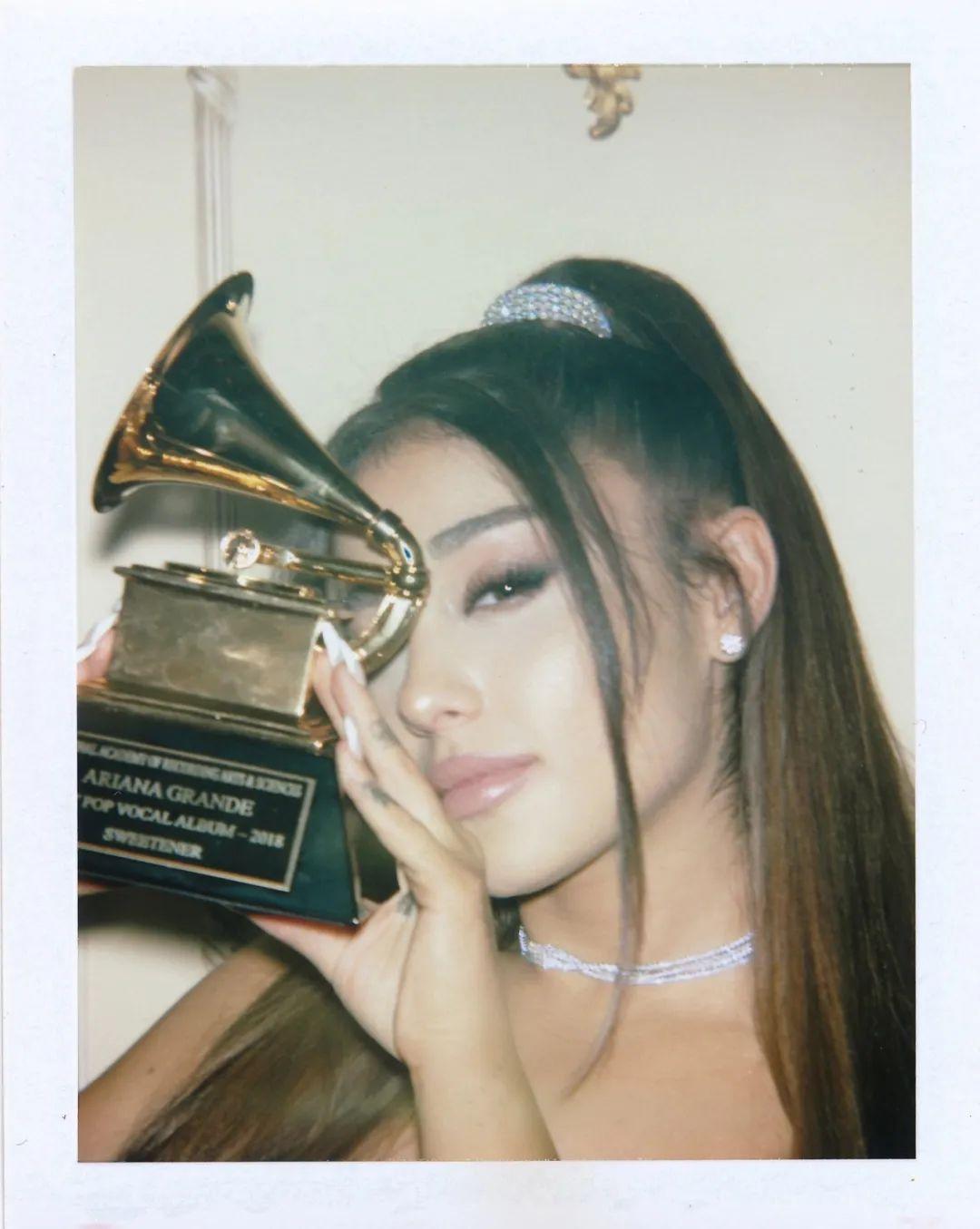 对于当红女歌手ariana grande来说随着新专辑《eternal sunshine》
