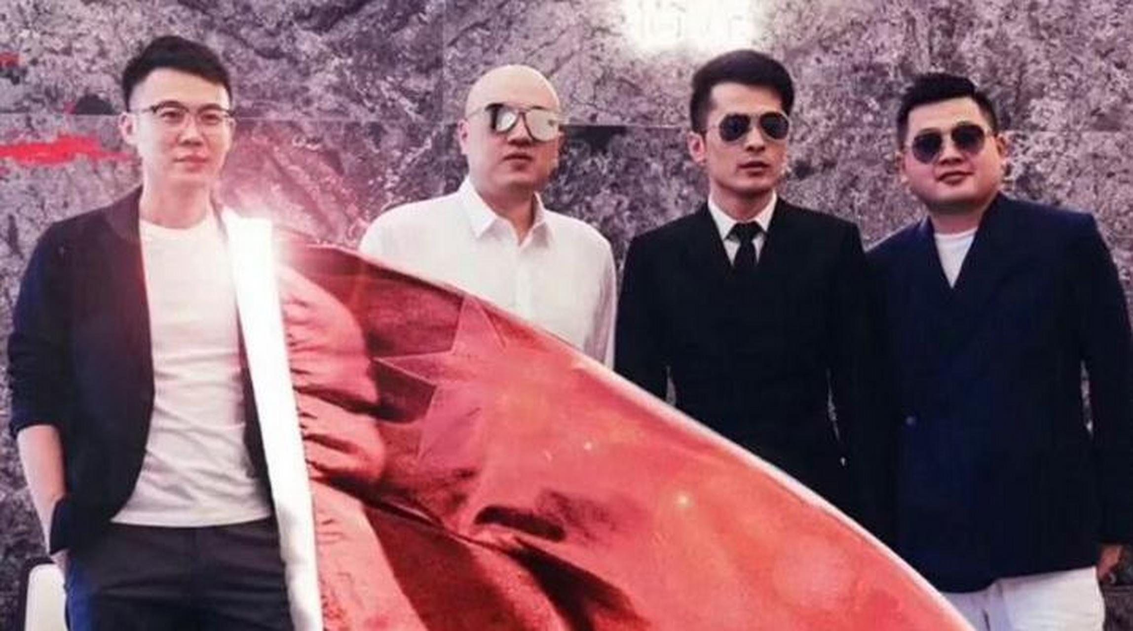 辛巴合伙人伽柏参加婚礼壕送现金【辛巴合伙人伽柏参加婚礼,送2沓现金