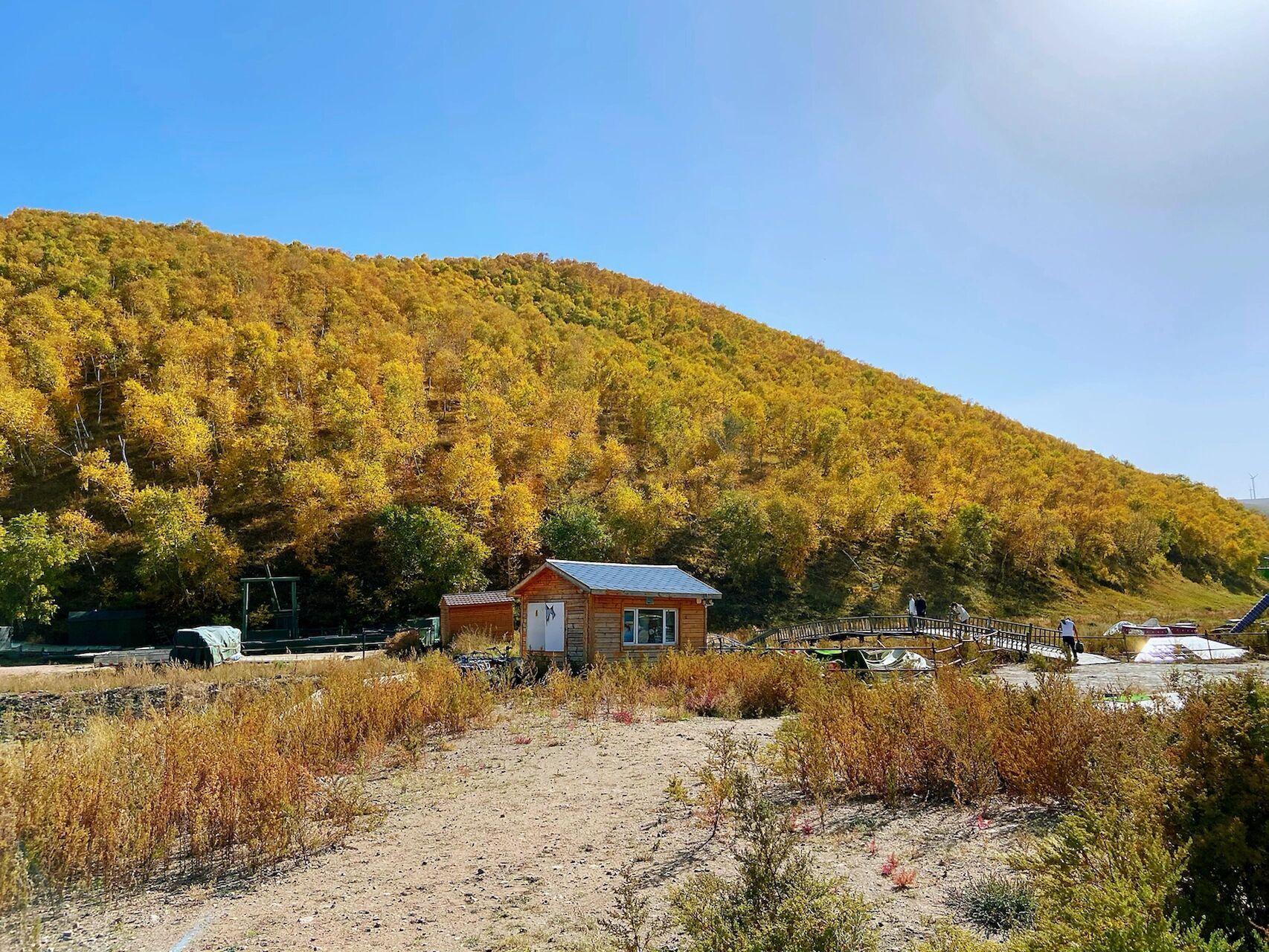 9月中旬的黄花沟 虽然草有点秃,有点泛黄.