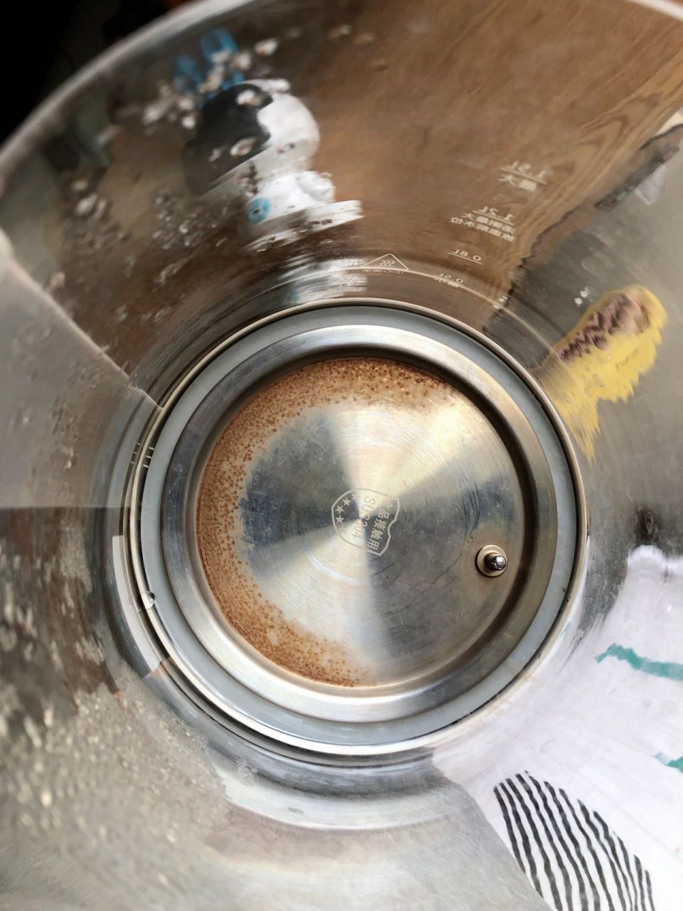 养生壶因为用苹果山楂煮熬水后就生了锈,不知道还能不能用,已经换过