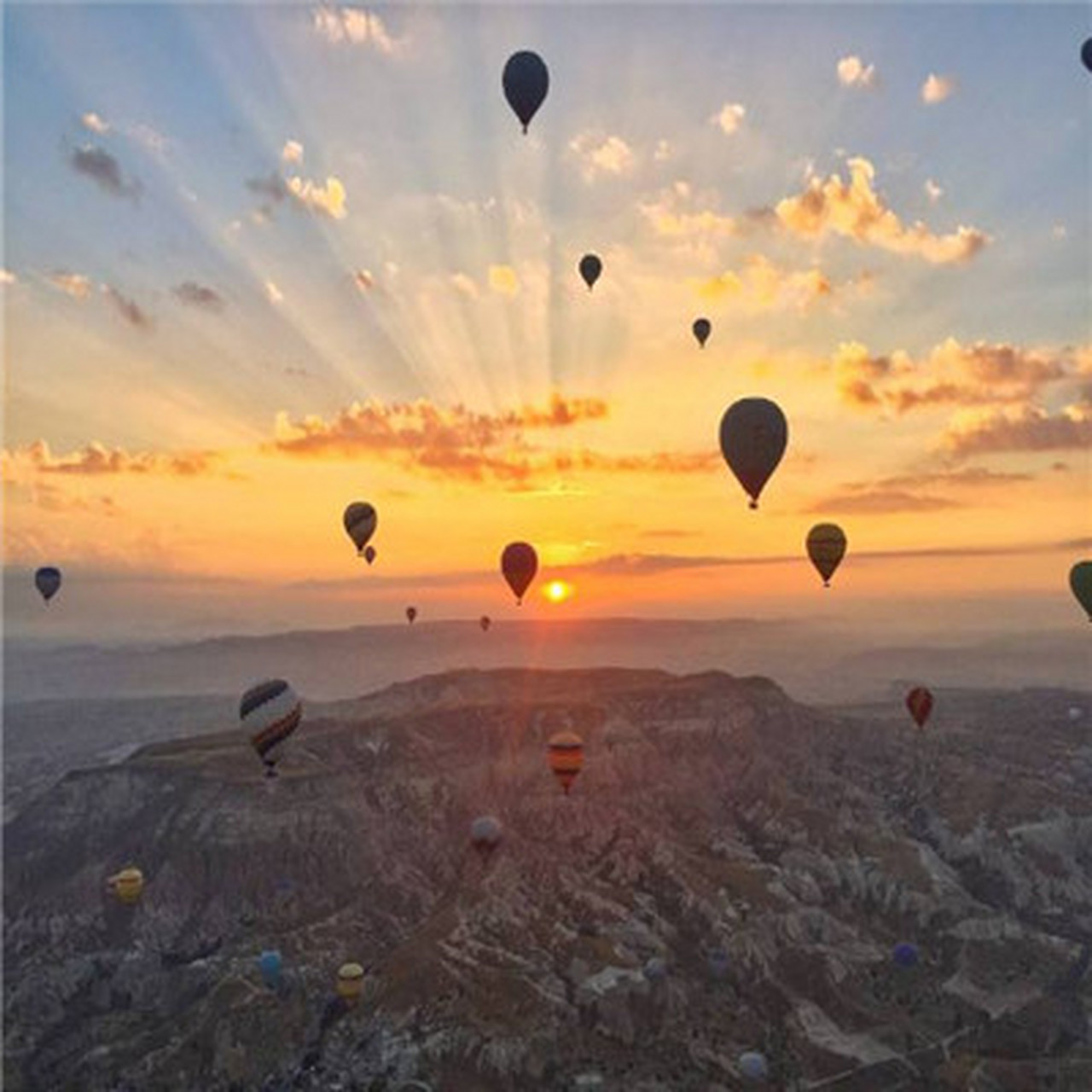 气球升起配上旭日,带来朝气与希望 希望大家都可以开开心心,幸运每