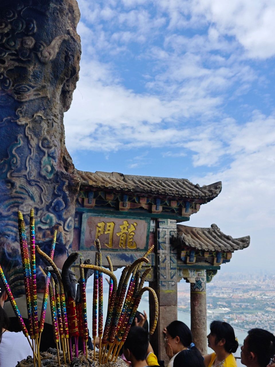 昆明|龙门石窟 最近下雨,路上比较滑 有积水,路有点陡