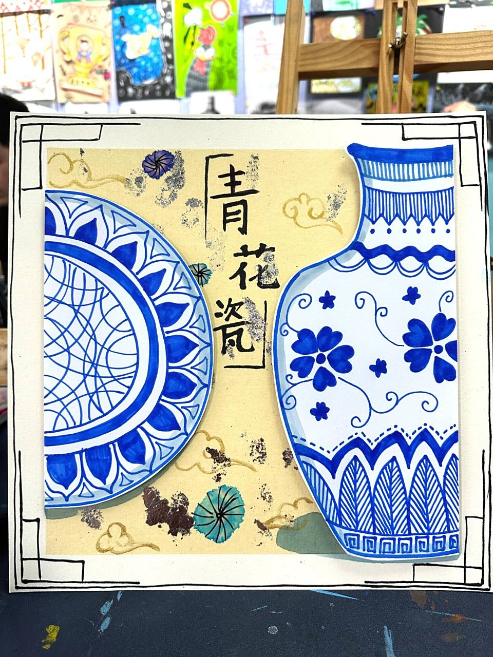 创意美术/青花瓷 材料:镜片纸,勾线笔,蓝色马克笔,泡沫胶,银箔,金墨