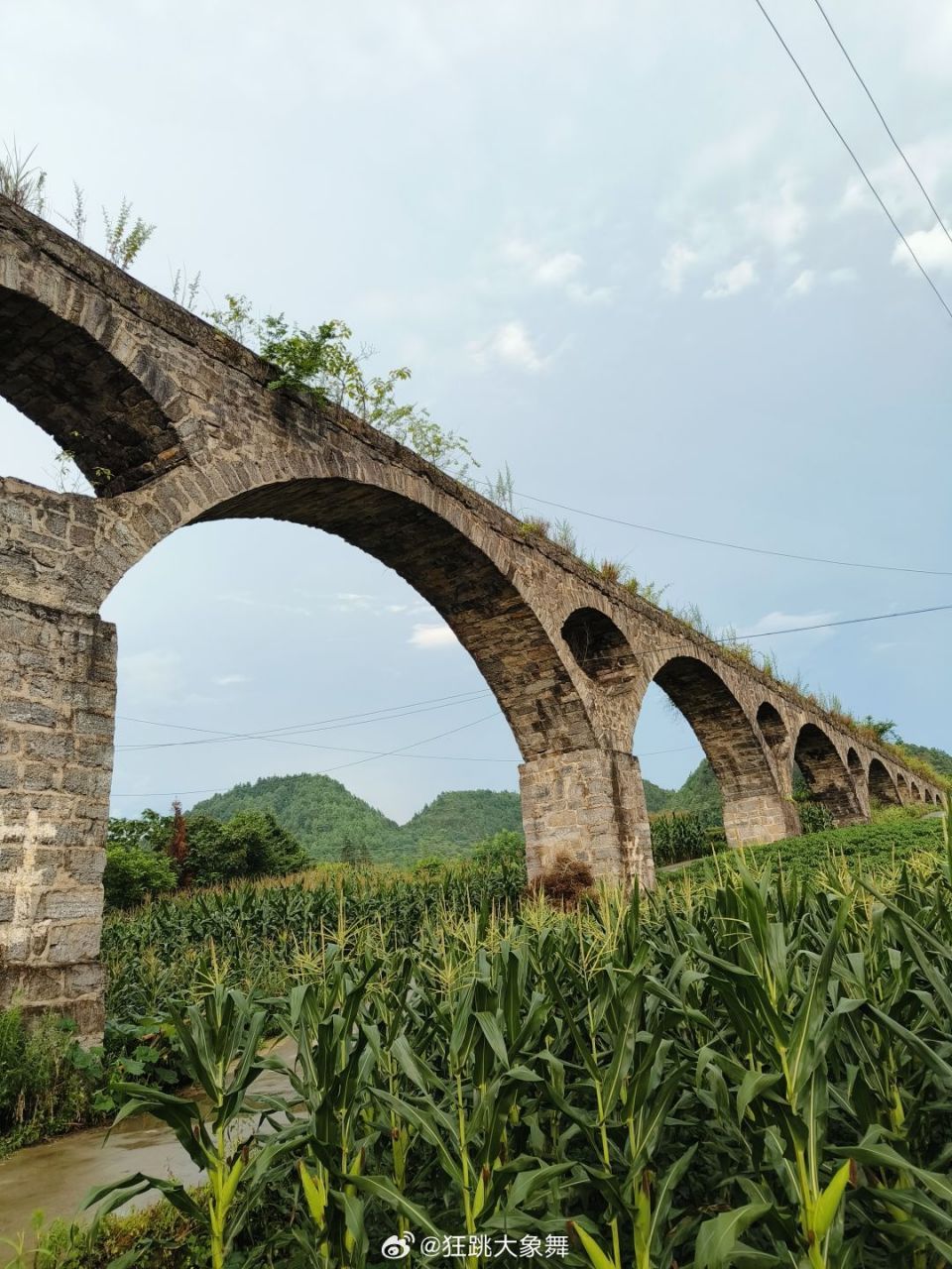 不懂就问,老家的这种桥是干什么用的啊,小时候一直以为是火车轨道