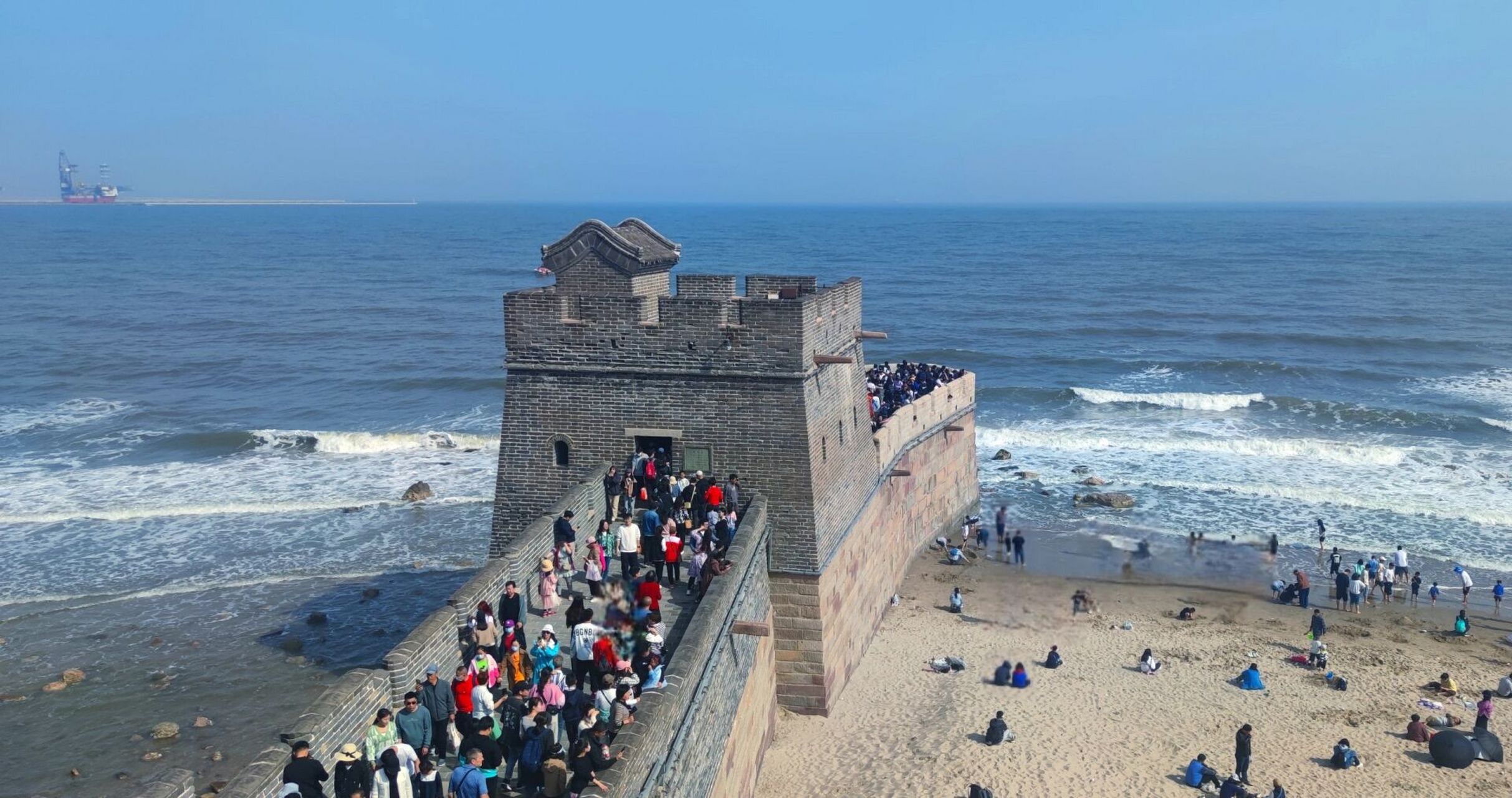 山海关一日游     92交通:离上海关站不是很远,打车十几块钱就到了