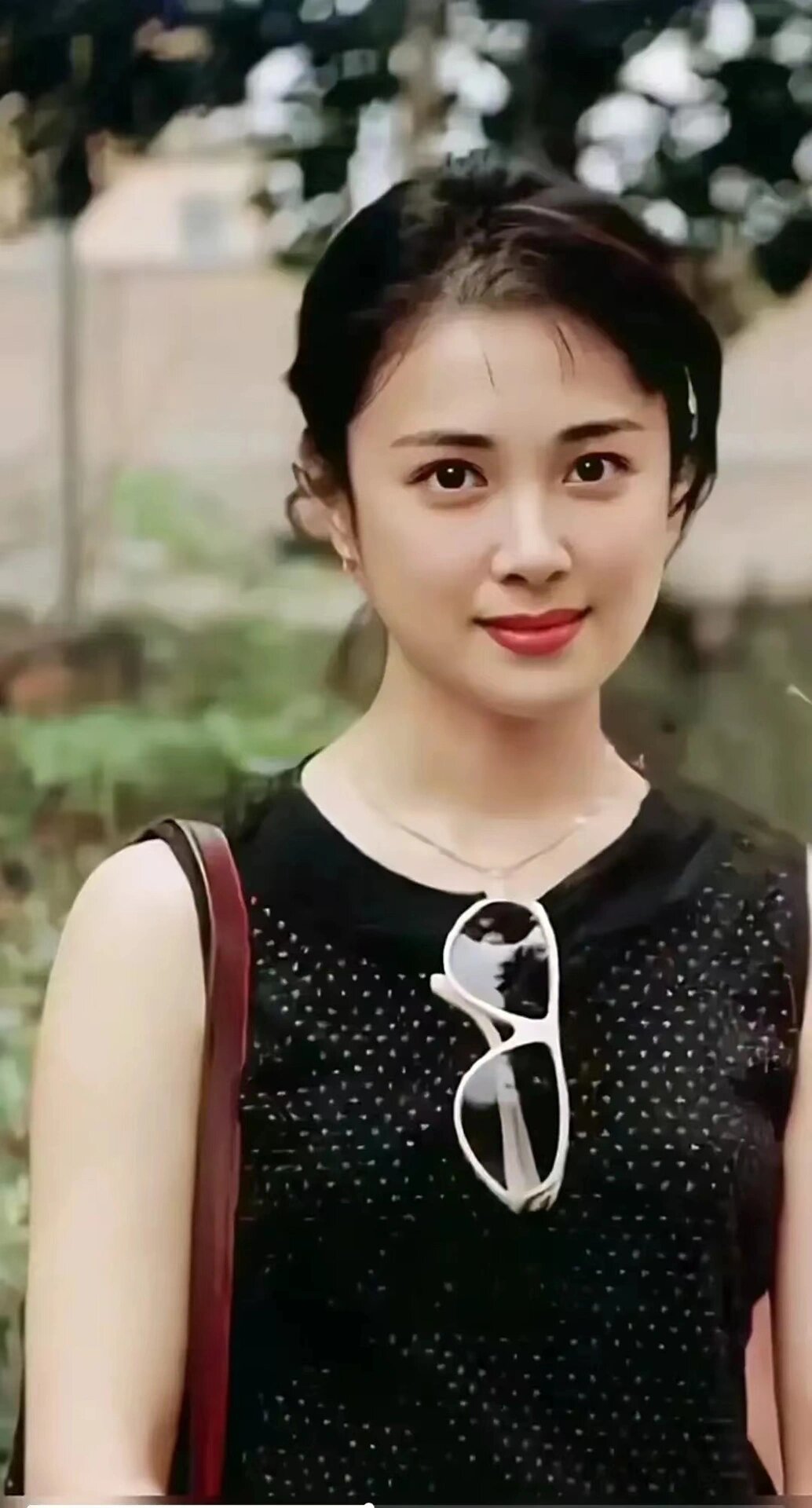 这是90年代,年轻的傅艺伟, 明眸皓齿,眉目如画, 一双流波送盼的大眼睛