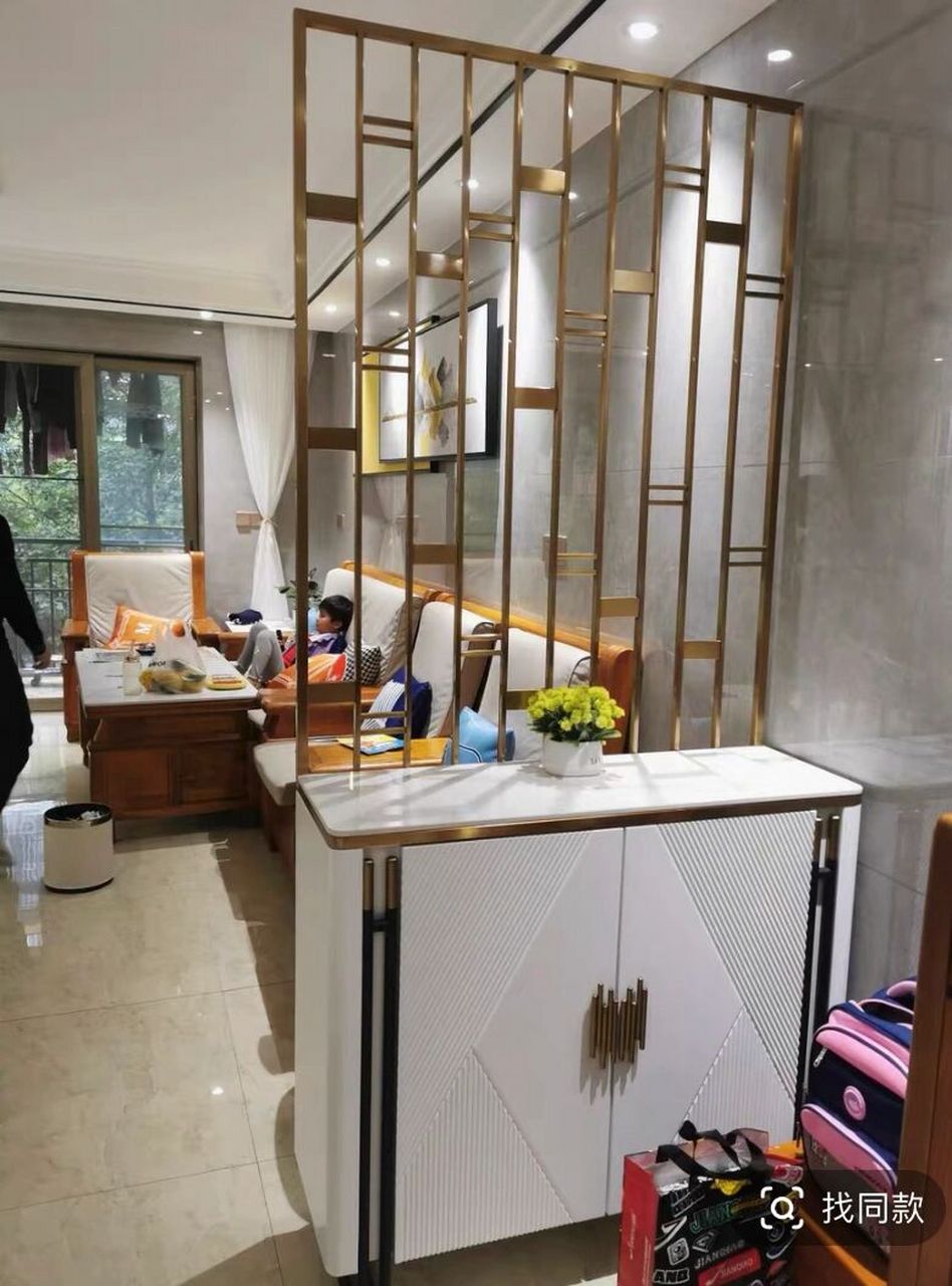 进门即是客厅,选隔断不踩坑 客厅屏风隔断是一种常见的家居装饰品