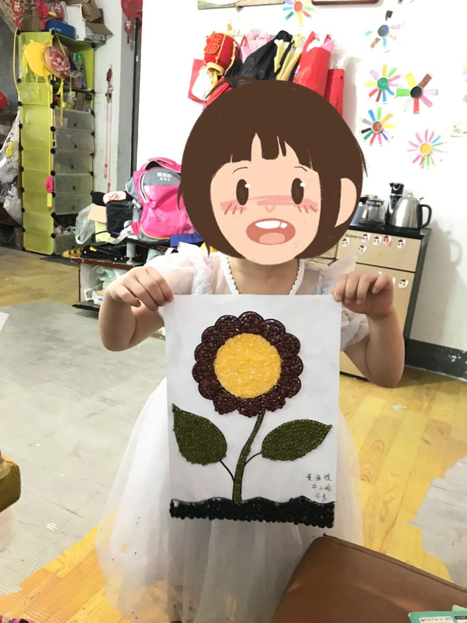 种子贴画 幼儿园要求的种子贴画,我挤胶,小宝粘豆子,一开始用了a4纸