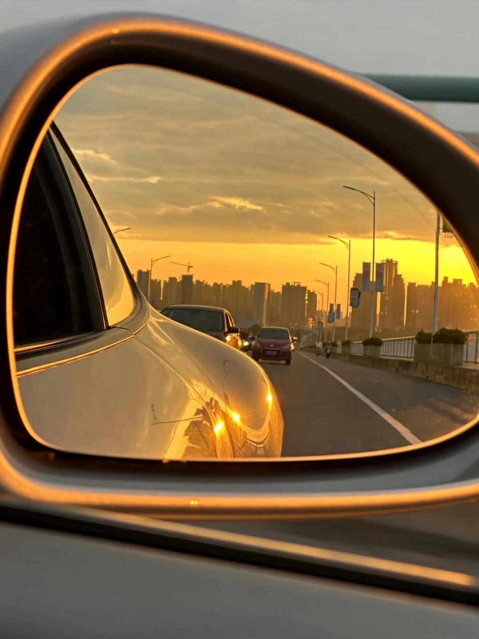 朋友圈文案77配图 好喜欢这段话: "生活并非都是繁花锦簇,所有的好