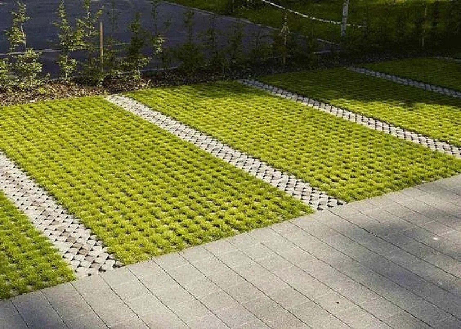 庭院铺装材料之——植草砖 植草砖,就是用于停车场的停车位和车道,为