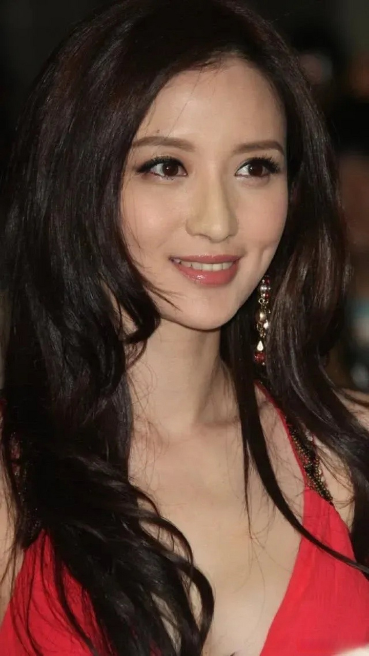 张萌曾获得环球小姐选美大赛冠军,颜值真不是盖的,绝对是很多男人的