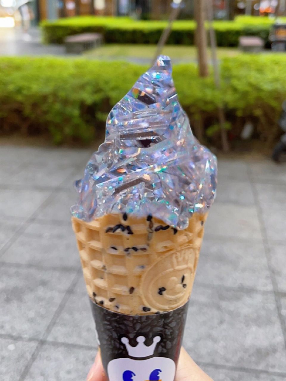 蜜雪冰城隐藏款新品冰淇淋还不错 新款206黑芝麻蛋筒很像广式蛋卷