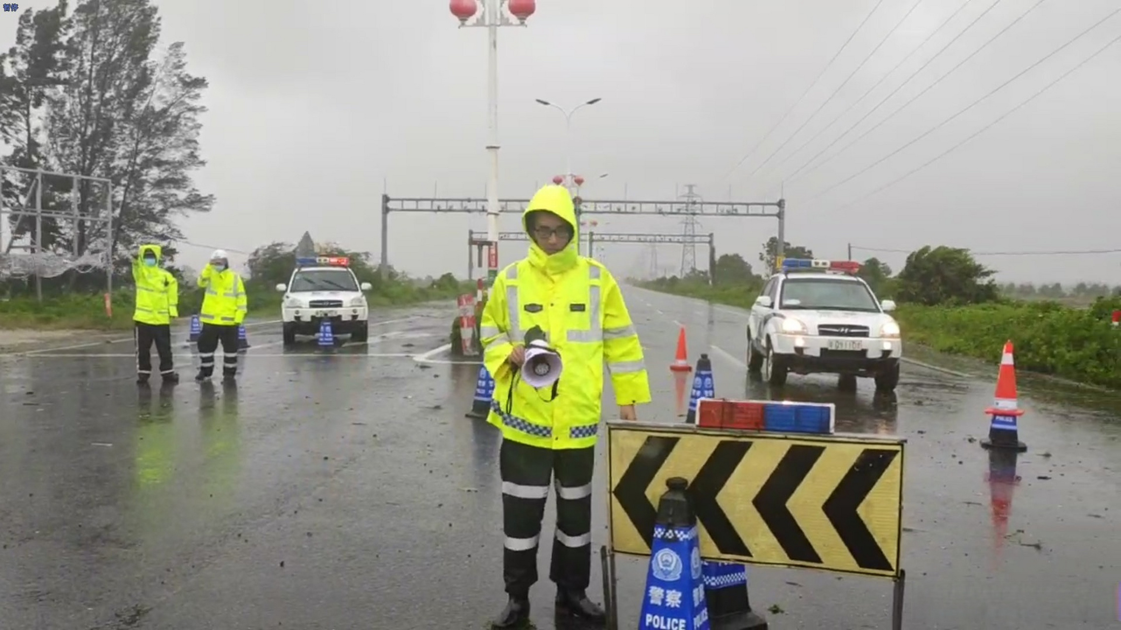 【陽江公安交警不懼風雨,堅守海陵大堤一線,全力保平安】 為做好