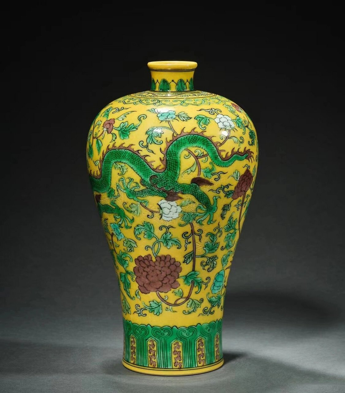 康熙黄地素三彩龙纹穿牡丹梅瓶是中国古代瓷器的一个经典代表作品