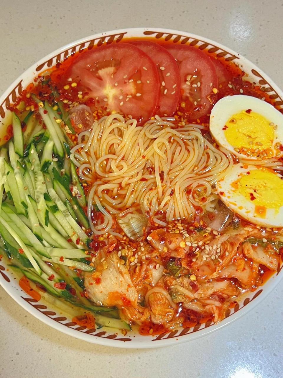 一到夏天就没胃口,这个延吉冷面真的是每年夏天必吃的[偷笑]酸酸辣辣