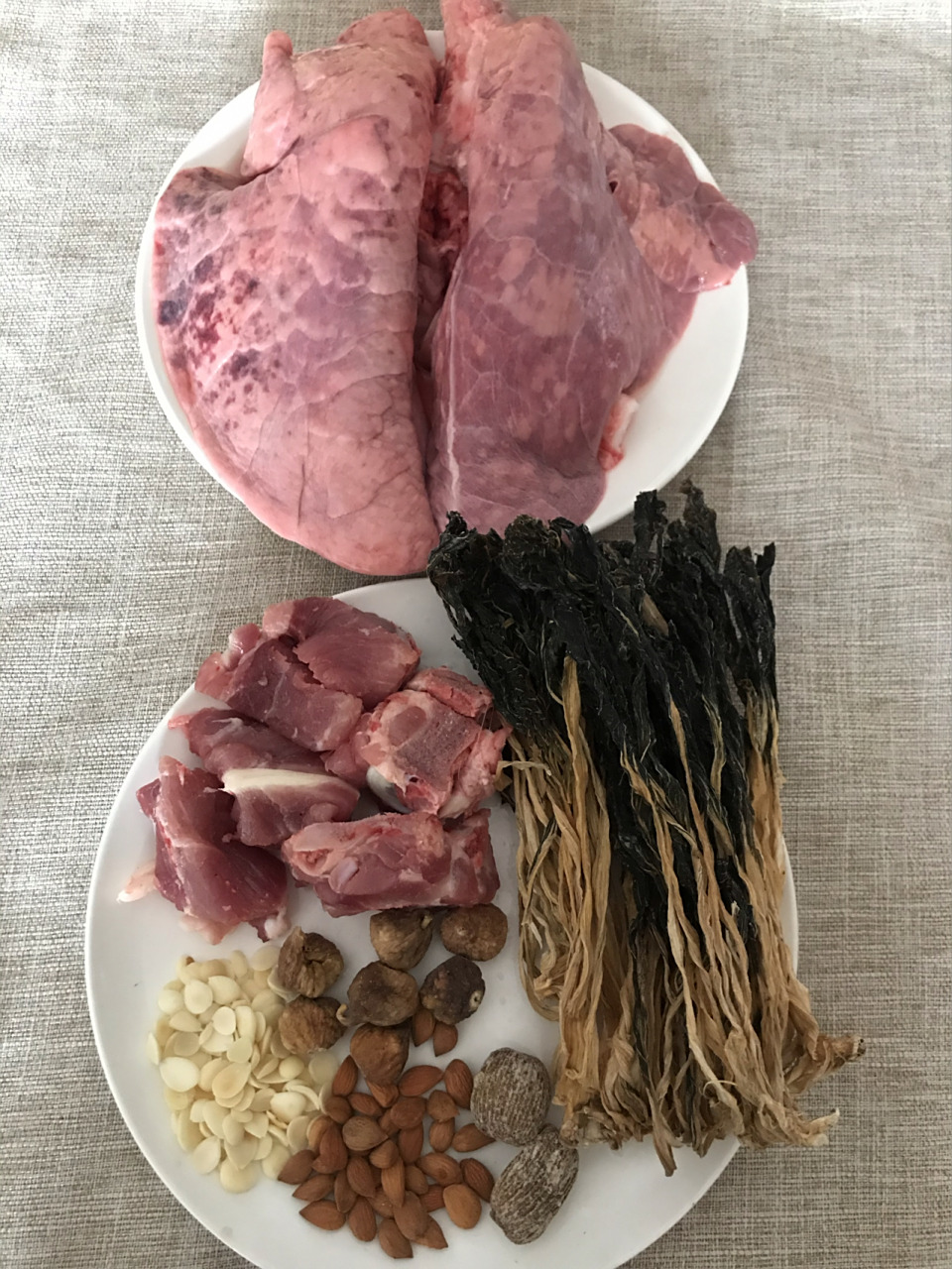 菜干猪肺汤 材料:猪肺99龙骨,白菜干02南北杏,无花果,陈皮,蜜枣.