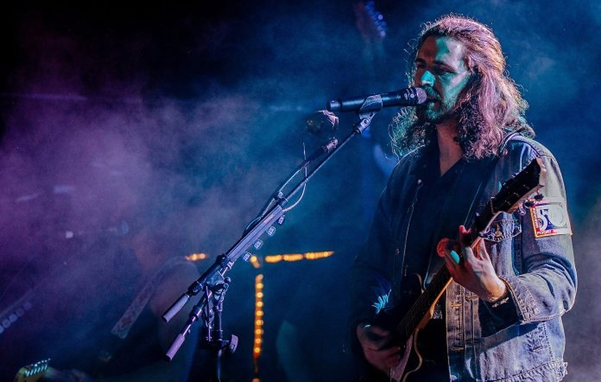 据外媒报道,6月23日,爱尔兰歌手hozier在glastonbury festival上表演