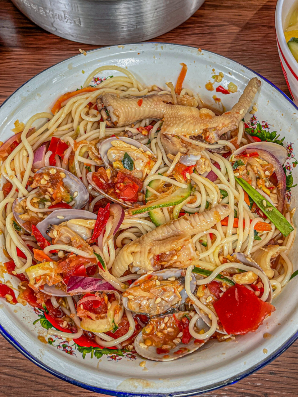 这家舂鸡脚米线巨好吃 舂鸡脚真的是夏天口水收割机!