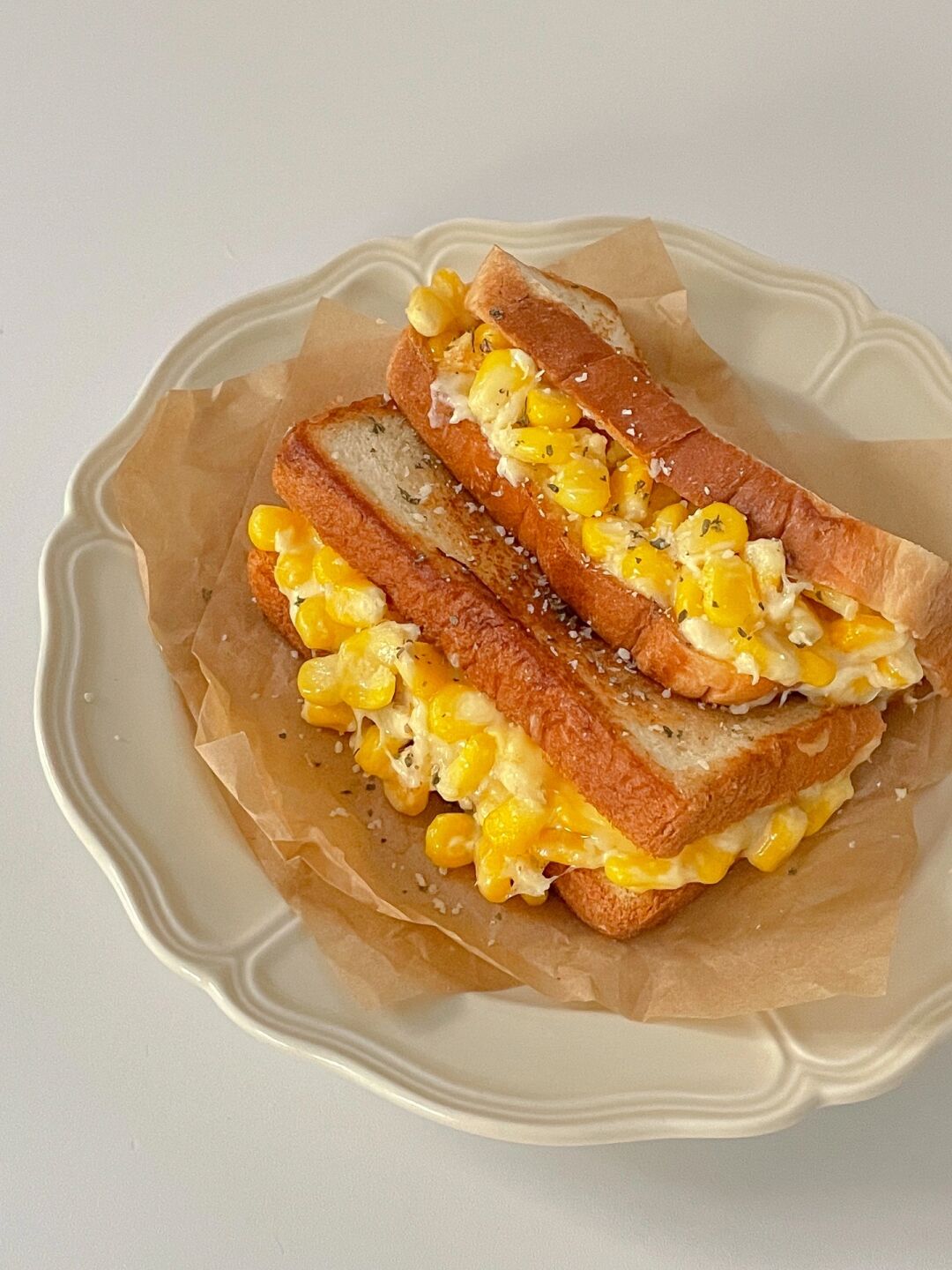 今日早餐分享一款奶香味超浓郁的奶酪玉米三明治 !