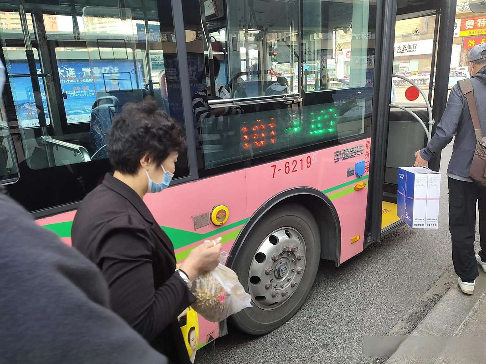 大连的101路无轨电车有个规律:长时间不来车,突然来一辆,必然不会按