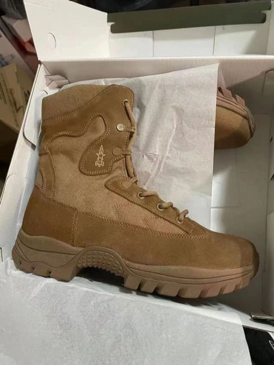 新式作战靴 9721式作战靴确实好看,就是不如07式和17式作战靴耐脏.