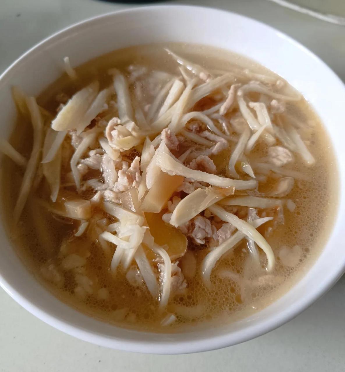 开饭啦,别忘了领吃饭金币,今天吃茭白肉丝榨菜汤,看着是不是不像炒菜