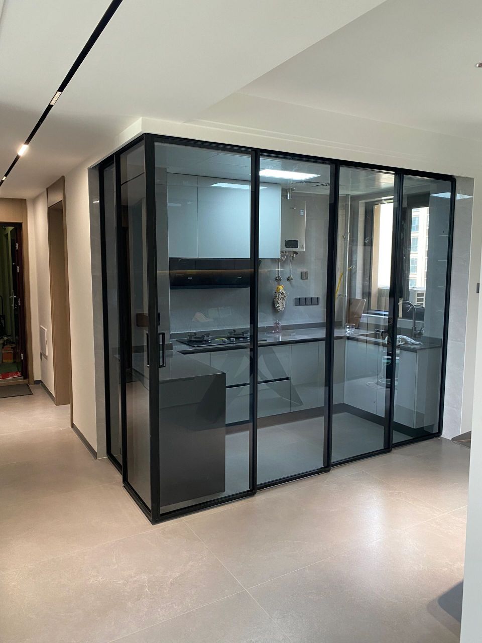 l型厨房吊轨门 木工做基础隐藏上轨道,轨道外露影响颜值,上图总高 2.