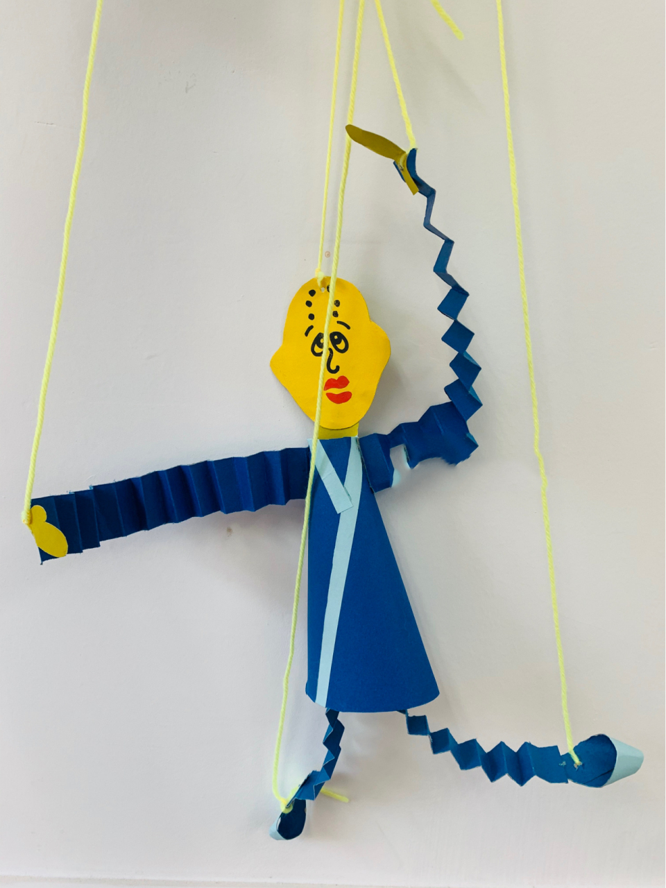 小盆友们的作品4——提线纸偶
