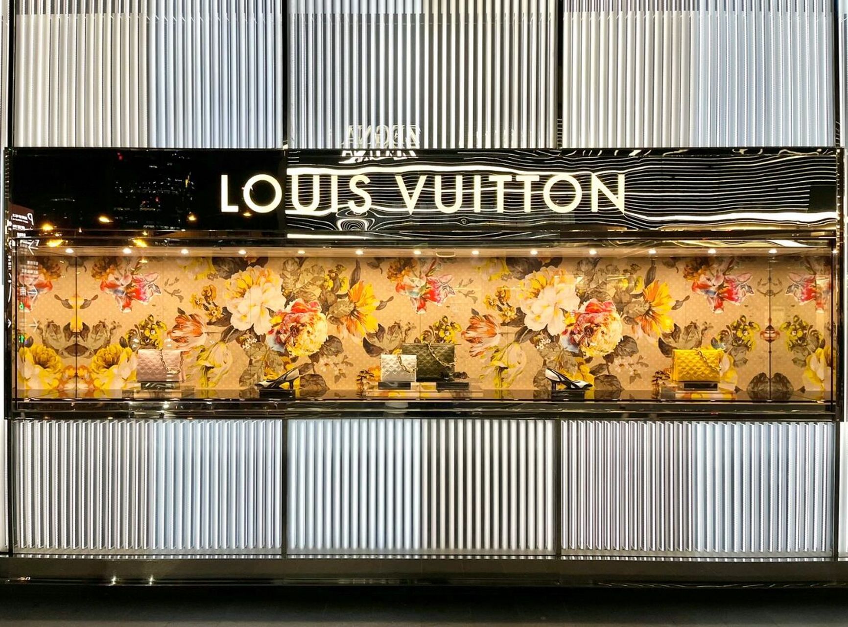 一线奢侈品陈列分享|louis vuitton 橱窗 aw22 lv的橱窗 是由nicholas