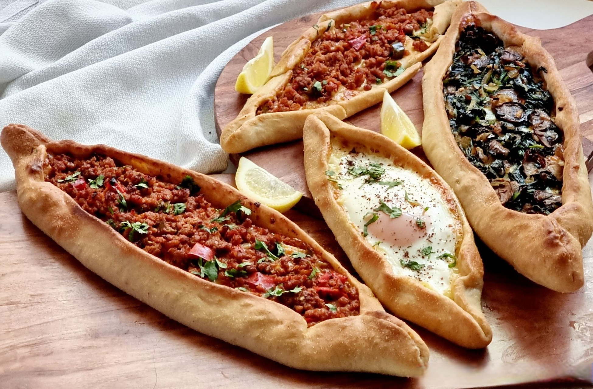 试试pide,一种土耳其传统扁面包】 周末来临,阳光明媚,想在家享受披萨