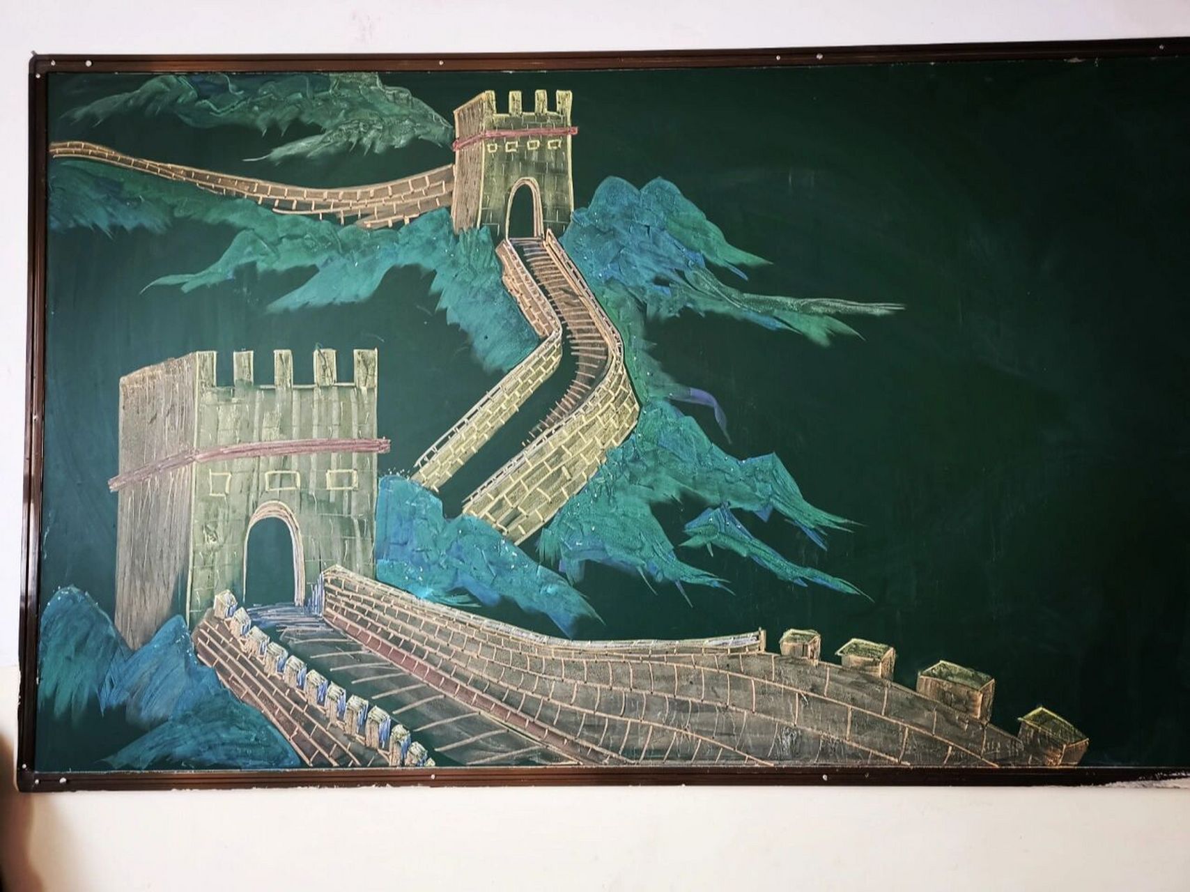 粉笔画长城黑板报 第二次画长城,非专业,画的不好,见谅