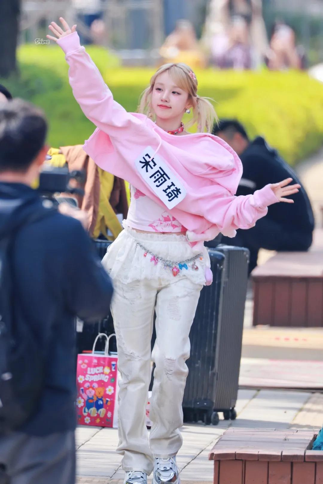 宋雨琦跑男路透 这个小饱饱怎么又从少女漫里面走出来了 小狗元气溢出