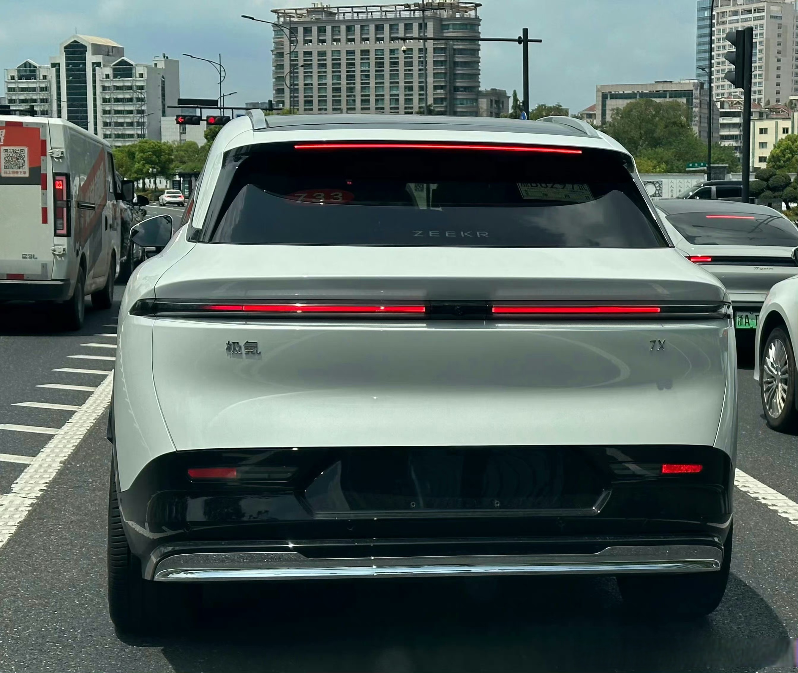 极氪 7x实车上路了,尾部造型是贯穿式尾灯,辨识度很高!