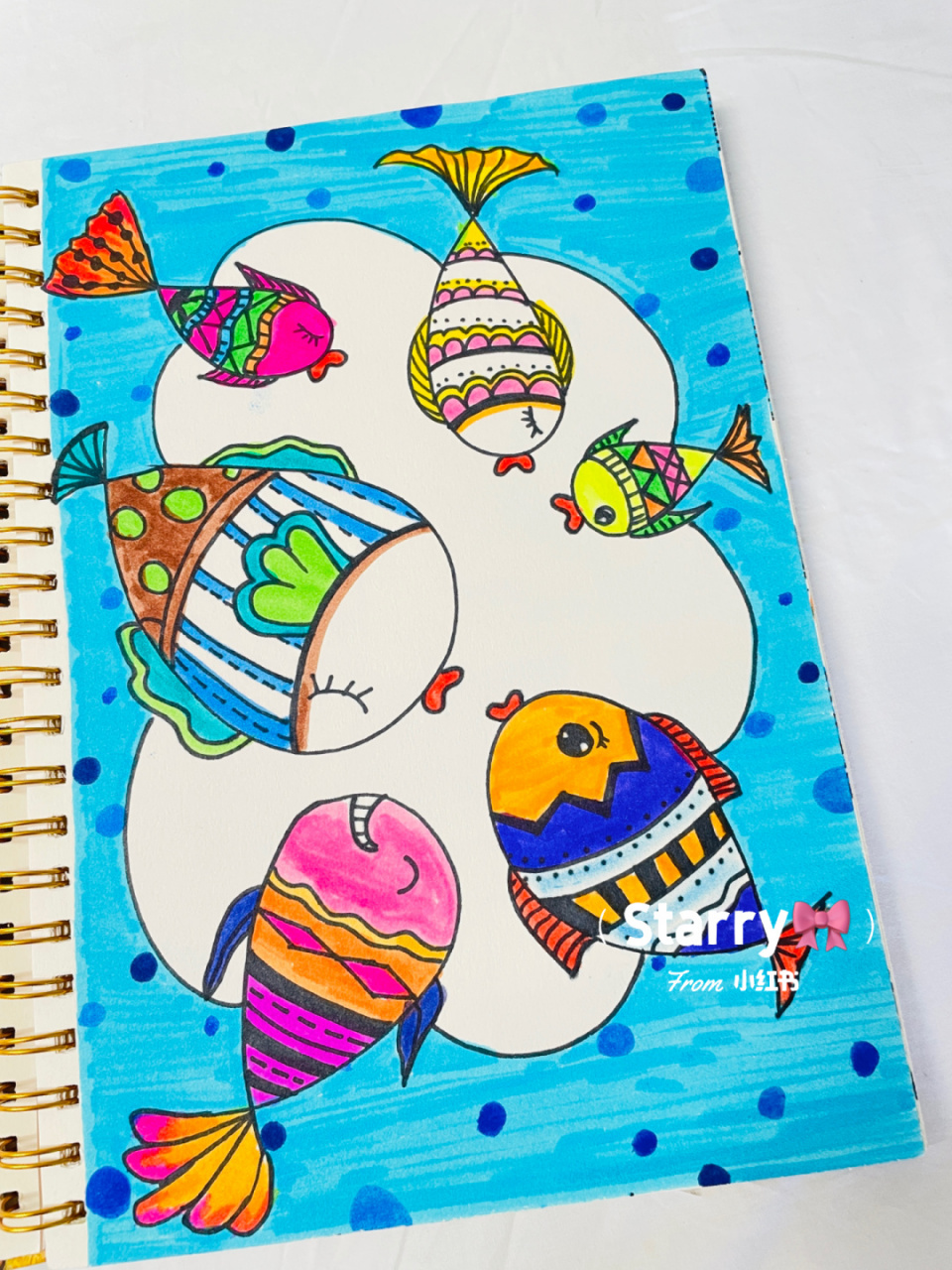 幼儿园创意美术教案:五彩的鱼 95活动目标: 1.