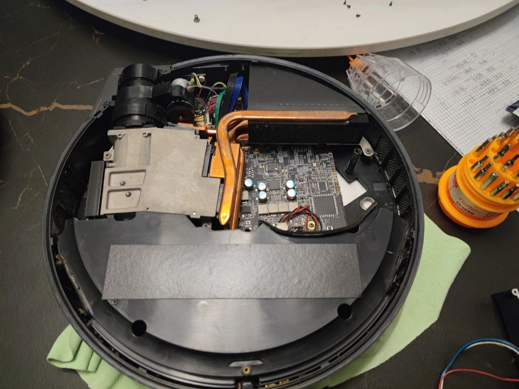 投影仪拆开清理灰尘 坚果g3买来也有四五年了 太久没清理过灰尘了 这