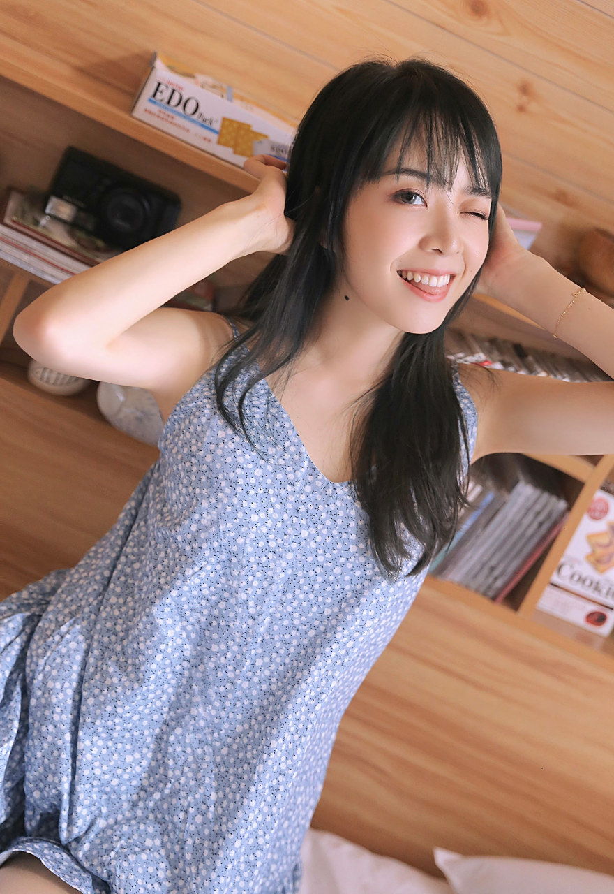 余霜,吊带碎花裙唯美私服写真