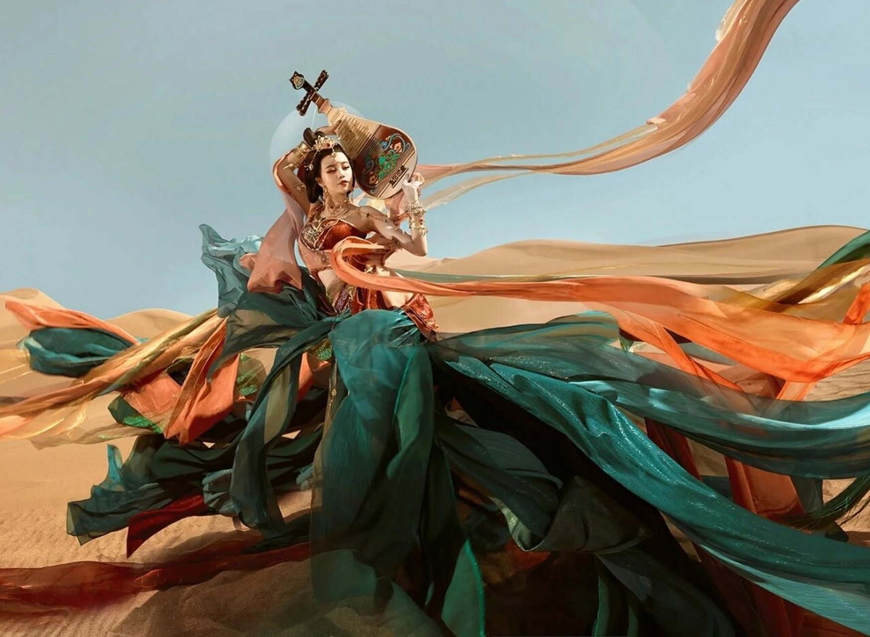 西方的天使飞起来靠翅膀,而东方轻盈的丝带让飞天看起来更加飘逸优美.